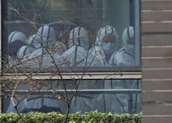 Korona virus nije pokorio svet s pijace: “Pobegao” je iz laboratorije preko inficiranog istraživača?