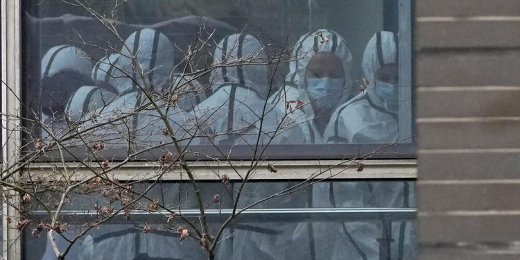 Korona virus nije pokorio svet s pijace: “Pobegao” je iz laboratorije preko inficiranog istraživača?