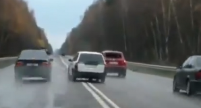 KAKO IZGLEDA EKSPLOZIJA PLINA U Automobilu USRED VOŽNJE: BLJESNULO Kao Munja, Auto Se Okrenuo OKO SVOJE OSE! (UZNEMIRUJUĆI VIDEO)