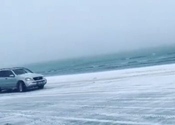 (VIDEO) NESVAKIDAŠNJI DOGAĐAJ NA VELIKOJ PLAŽI U ULCINJU! POGLEDAJTE VOŽNJU DŽIPOM PO LEDENOM MORU