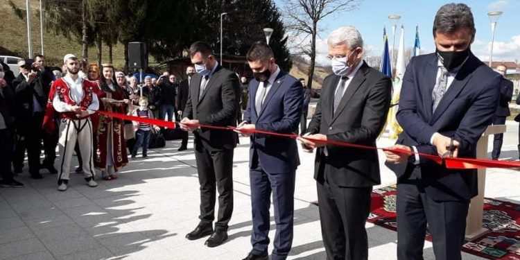 Trg “Alija Izetbegović” u općini Bužim danas je zvanično pušten u promet