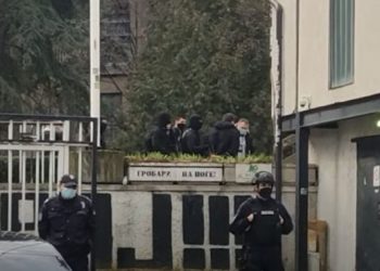 ORUŽANE SNAGE NA STADIONIMA U BEOGRADU Posle hapšenja Velje Nevolje i Miljkovića policija upala u prostorije Partizana i Crvene Zvezde, uhapšena jedna osoba (FOTO)