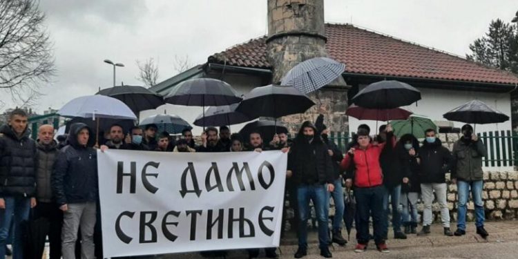 Građani ispred džamije u Nikšiću: Onaj ko je ovo napravio je duhovna bijeda