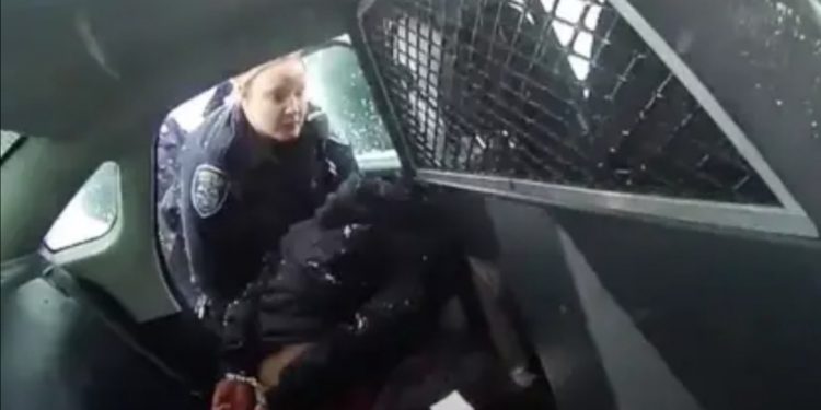 VIDEO Nevjerojatno! Policija suzavcem na djevojčicu (9)?!