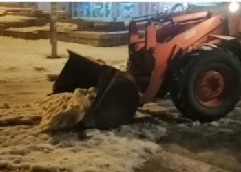 (FOTO+VIDEO) VEČERAS SE UKLANJA LED I SNIJEG SA TRGA ŠEMSUDINA KUČEVIĆA