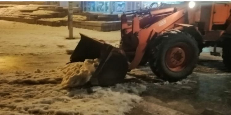 (FOTO+VIDEO) VEČERAS SE UKLANJA LED I SNIJEG SA TRGA ŠEMSUDINA KUČEVIĆA