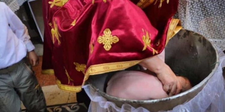 Rumuni ogorčeni zbog smrti novorođenčeta nakon krštenja