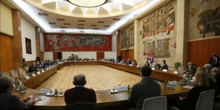 KLINČ U KRIZNOM ŠTABU Sednica je zakazana za danas, ali poruka je već jasna: NEMA POPUŠANJA MERA! Evo kada bi najranije kafići mogli da rade duže i šta će biti sa utakmicama
