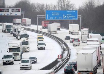 Obilne snježne padavine u Njemačkoj dovele do velikih zastoja u saobraćaju
