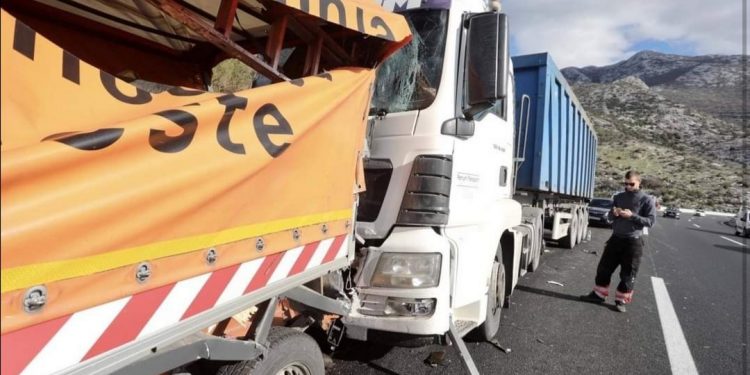 KAMION NALETIO NA DVOJICU RADNIKA SLUŽBE ZA ODRŽAVANJE, JEDAN POGINUO