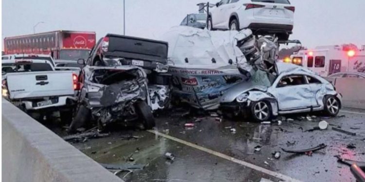 Pet osoba poginulo u lančanom sudaru u kojem je učestvovalo 100 vozila (Video)