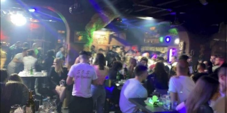 POTPUNA LUDOST: U KLUBU ZATEČENO 700 OSOBA, 40 MINUTA GA POLICIJA PRAZNILA