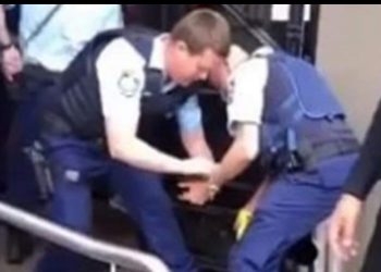 TRAGIKOMIČAN TRENUTAK: POLICAJAC PRILIKOM HAPŠENJA POGODIO KOLEGU ELEKTROŠOKEROM U MEĐUNOŽJE