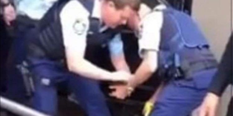 TRAGIKOMIČAN TRENUTAK: POLICAJAC PRILIKOM HAPŠENJA POGODIO KOLEGU ELEKTROŠOKEROM U MEĐUNOŽJE