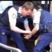 TRAGIKOMIČAN TRENUTAK: POLICAJAC PRILIKOM HAPŠENJA POGODIO KOLEGU ELEKTROŠOKEROM U MEĐUNOŽJE