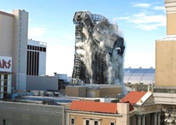 Pogledajte rušenje hotela “Trump Plaza” (VIDEO)