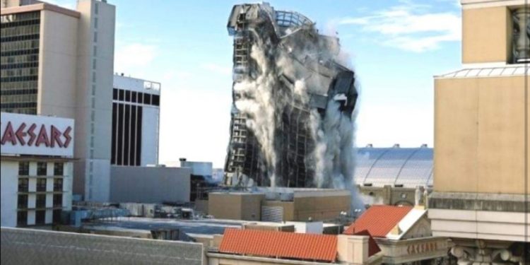 Pogledajte rušenje hotela “Trump Plaza” (VIDEO)