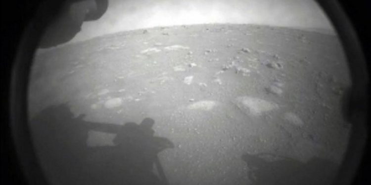 Poslao prvu sliku: Rover Perseverance spustio se na krater na Marsu nazvan Jezero, po malom mjestu kod Jajca