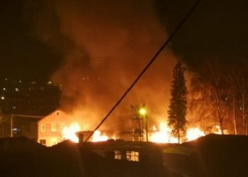 (VIDEO) Vatrena stihija sa temeljom sravnila zgradu “Razvitka”