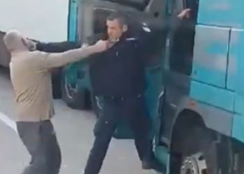 (VIDEO) Procurila snimka hrvatskog carinika koji se nagurava s vozačem kamiona