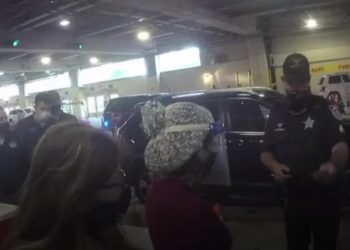 Dvije žene se prerušile u starice kako bi se vakcinisale protiv koronavirusa (Video)