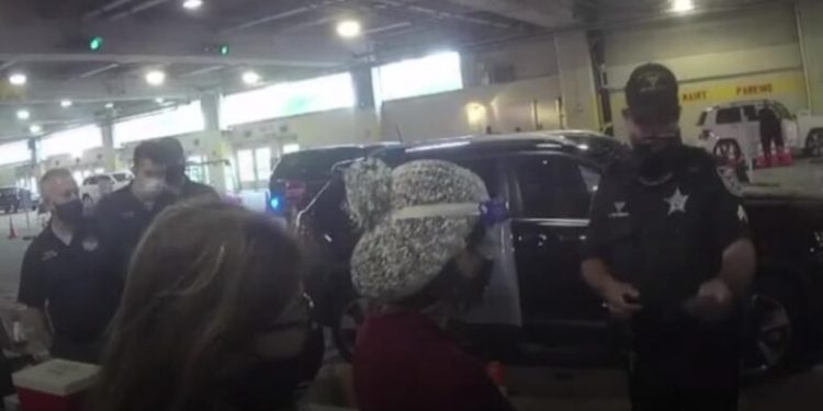 Dvije žene se prerušile u starice kako bi se vakcinisale protiv koronavirusa (Video)
