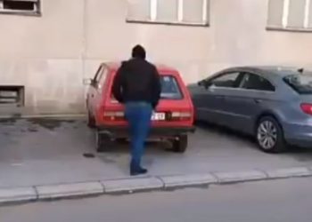 Cela Srbija priča o ovom SNIMKU: Komšinica parkirala “JUGO”, a onda je on uzeo stvar u svoje ruke (VIDEO)