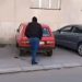 Cela Srbija priča o ovom SNIMKU: Komšinica parkirala “JUGO”, a onda je on uzeo stvar u svoje ruke (VIDEO)