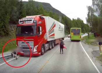 (VIDEO) DEČAK JE IZAŠAO IZ AUTOBUSA I POTRČAO POD KAMION Reakcija vozača ostaviće vas bez daha