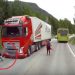 (VIDEO) DEČAK JE IZAŠAO IZ AUTOBUSA I POTRČAO POD KAMION Reakcija vozača ostaviće vas bez daha