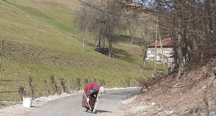 Nani iz Bužima se divi BiH: Ima 80 godina, ali čisti svačiji put