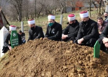 UMRLA JE JOŠ JEDNA SREBRENIČKA MAJKA: FIKRETI HANDŽIĆ KLANJANA DŽENAZA