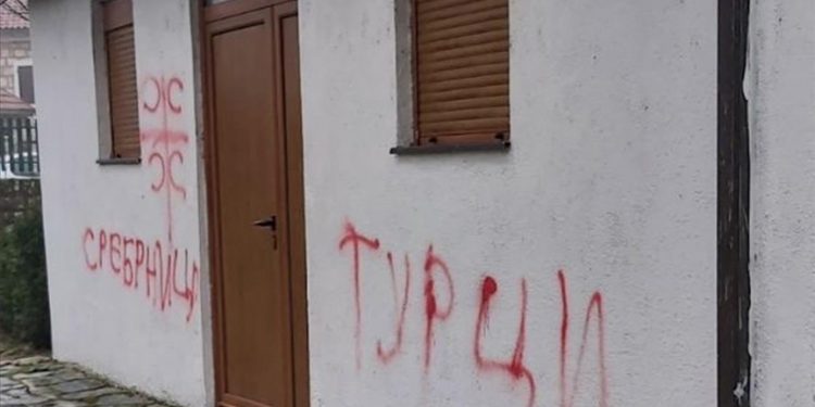 Na džamiji u Nikšiću ispisane poruke mržnje