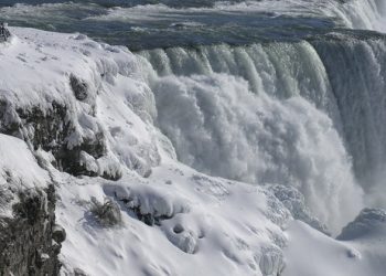 ZAMRZNUTI NIJAGARINI VODOPADI Hladni talas u Americi zaledio slapove i stvorio prizor kao iz bajke! (FOTO, VIDEO)