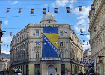 KAKO I DOLIKUJE HISTORIJSKOM DATUMU: Velika zastava BiH u srcu Sarajeva