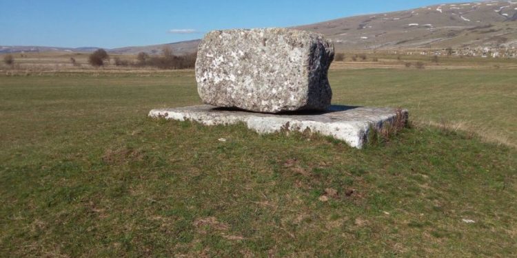 STEĆAK KOJI NE MIRUJE.TOKOM GODINE POMJERA SE PREMA GROBLJU ZATIM SE VRAĆA NA STARO MJESTO !