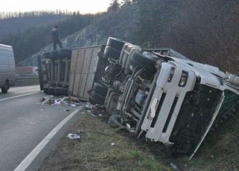 TEŠKA NESREĆA U HRVATSKOJ Prevrnuo se kamion iz Srbije, četvoro mrtvih!