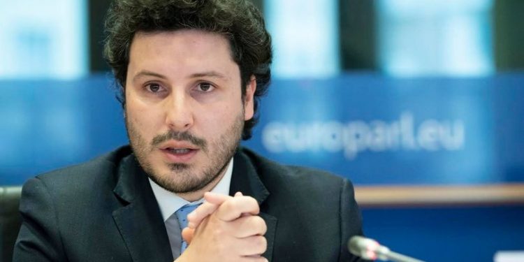 Abazović uputio čestitke Kurtiju i Konjufci