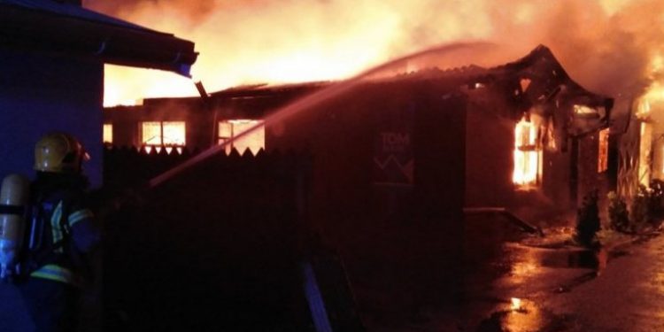 (VIDEO) VELIKI POŽAR U PANČEVU: Gori deo staklare, vatrena stihija obuhvatila kompletno prizemlje