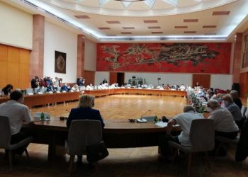 Sutra zaseda Krizni štab: TRI KLJUČNE MERE na stolu, oko jedne će se najviše LOMITI KOPLJA, a čija reč će biti poslednja?
