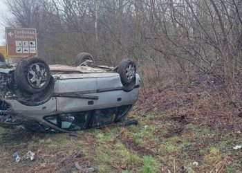 LUDOM SREĆOM ŽIVI: Auto pun mladih noćas sleteo kod Bele crkve, isprevrtao se pa završio na krovu!