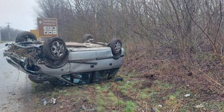 LUDOM SREĆOM ŽIVI: Auto pun mladih noćas sleteo kod Bele crkve, isprevrtao se pa završio na krovu!