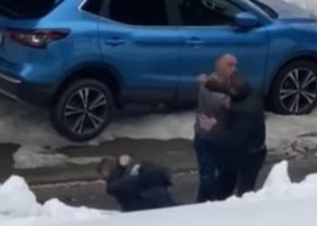 (VIDEO) BRUTALNA TUČA OKO PARKING MESTA: Pogledajte pesničenje četvorice muškaraca na Kopaoniku