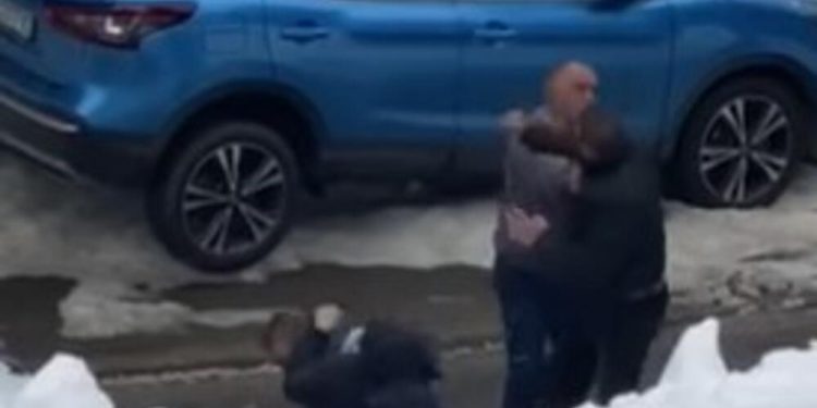 (VIDEO) BRUTALNA TUČA OKO PARKING MESTA: Pogledajte pesničenje četvorice muškaraca na Kopaoniku