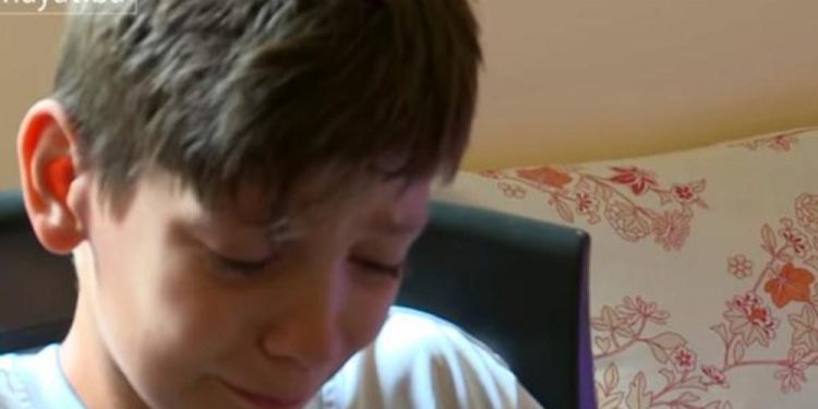 (VIDEO) Nisam jeo ni danas, ni juče, šta mogu? Oca je izgubio, a majka je na samrti! Zbog tužnog života malog Alena plakaćete kao kiša!