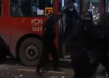 FILMSKO HAPŠENJE NA ADI Pucao po ulici, pa pobegao u autobus, a onda je u njega UPALA ŽANDARMERIJA