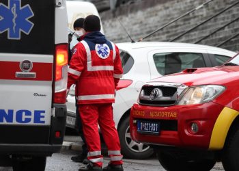NIŠLIJA TEŽAK PREKO 200 KILOGRAMA DOBIO KORONU: Ni medicinska ekipa ni vatrogasci NISU USPELI DA GA UBACE U SANITET