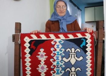 TRENUTNO TKAM ĆILIM S GRBOM BIH IZ 1792. GODINE: MAJKA IZ SREBRENICE TUGU I SAMOĆU LIJEČI RADOM U BAŠČI I TKANJEM ĆILIMA