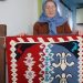 TRENUTNO TKAM ĆILIM S GRBOM BIH IZ 1792. GODINE: MAJKA IZ SREBRENICE TUGU I SAMOĆU LIJEČI RADOM U BAŠČI I TKANJEM ĆILIMA