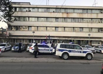 Novi Pazar – Policajci spavali dok je nasilnik divljao i palio automobil